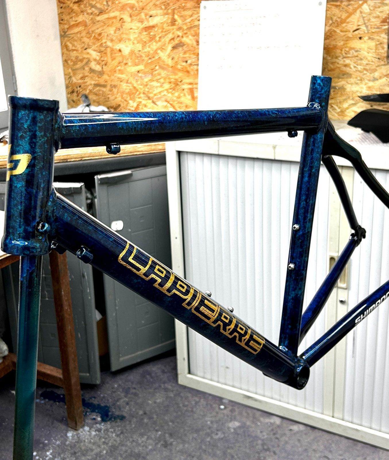 Transformation complète d’un vélo de course Lapierre. - Peinture cadre vélo NAVAL Production - Après
