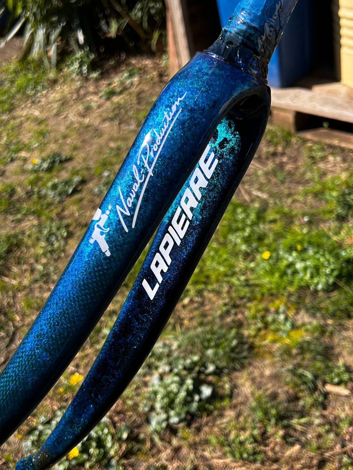 Deux designs de fourche de vélo différents, un choix difficile. - Peinture cadre vélo NAVAL Production - Avant