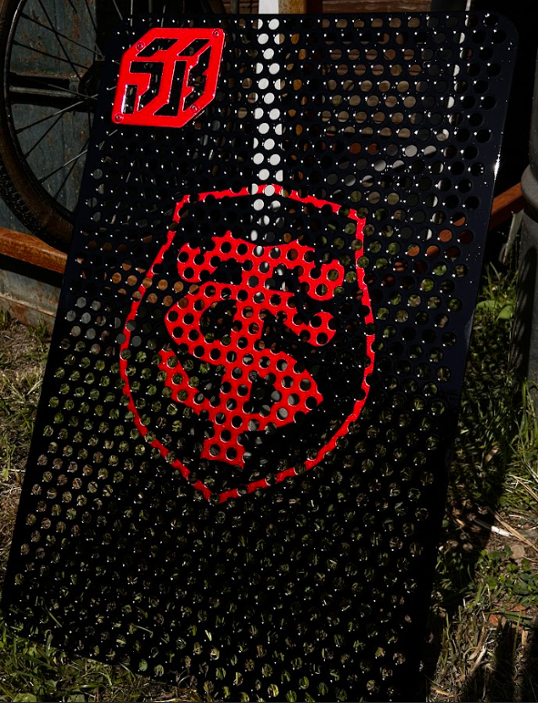 Peinture aux couleurs du Stade Toulousain sur enceinte sono professionnelle. Finition rouge pailleté avec effet profond. - Peinture personnalisée NAVAL Production