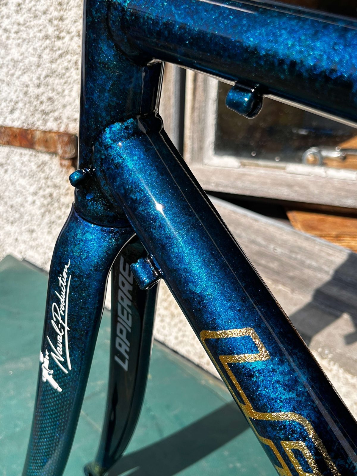 Effet marbre bleu métallisé sur ce vélo Lapierre. - Peinture cadre vélo NAVAL Production